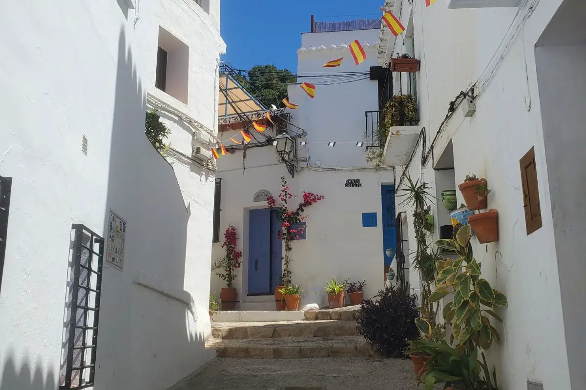 narrow streets frigliana