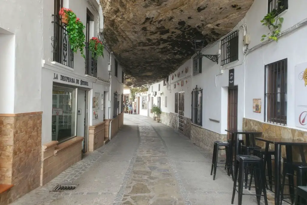 Setenil de las Bodegas calle cuevas de la sombra