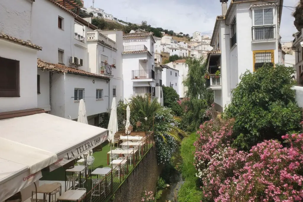 Setenil de las Bodegas houses and flowers